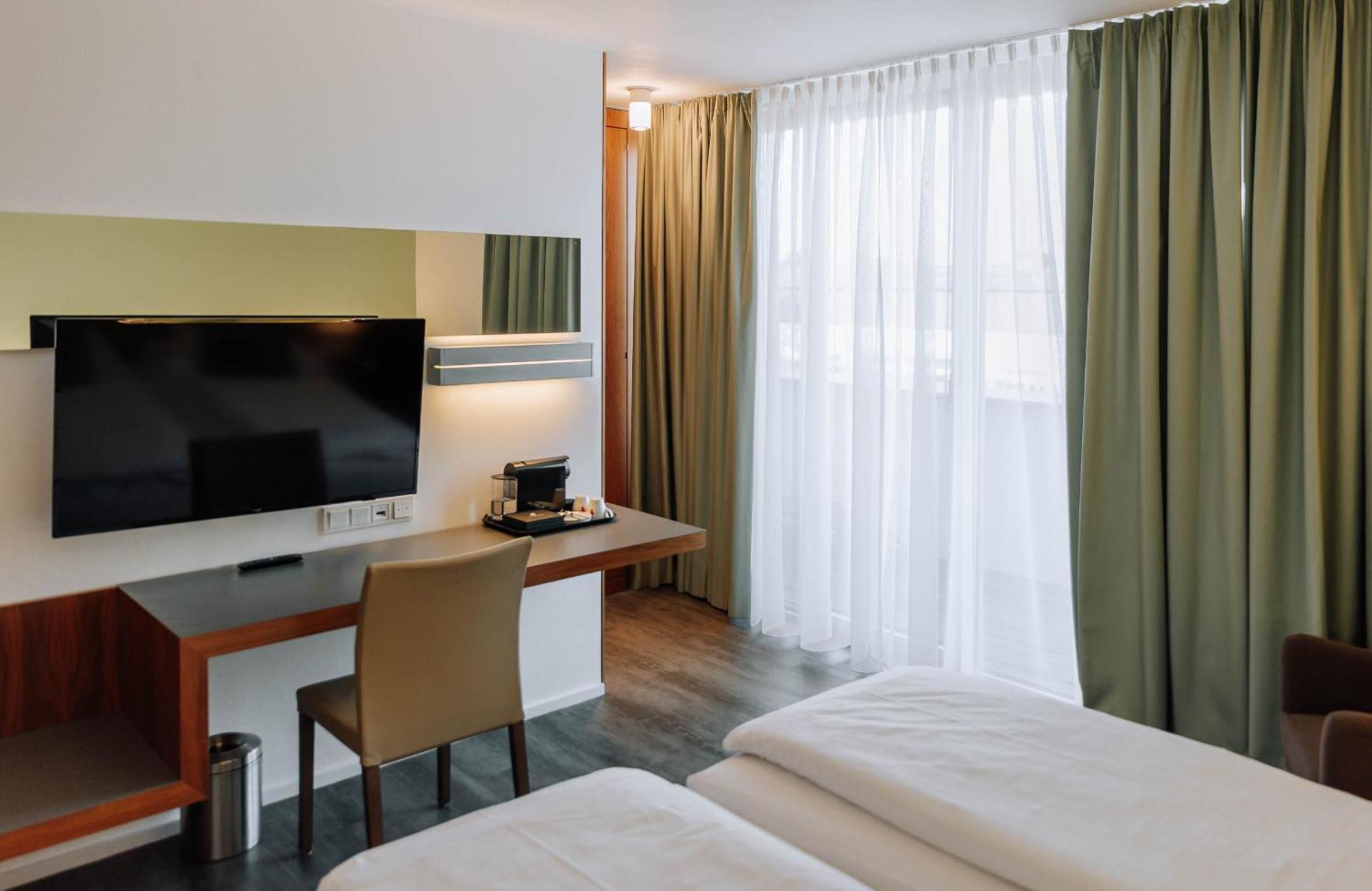 HEINHOTEL Vienna Airport Schwechat Esterno foto
