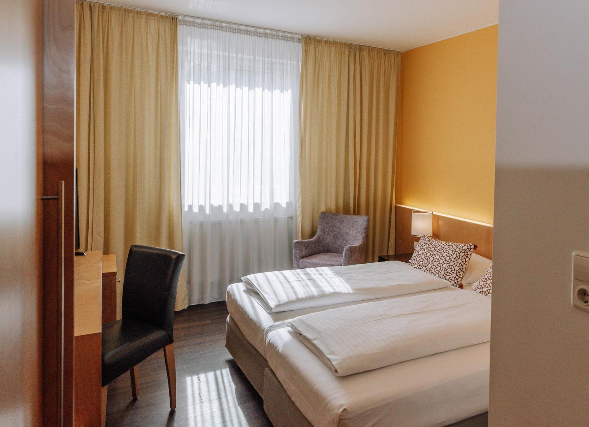 HEINHOTEL Vienna Airport Schwechat Esterno foto