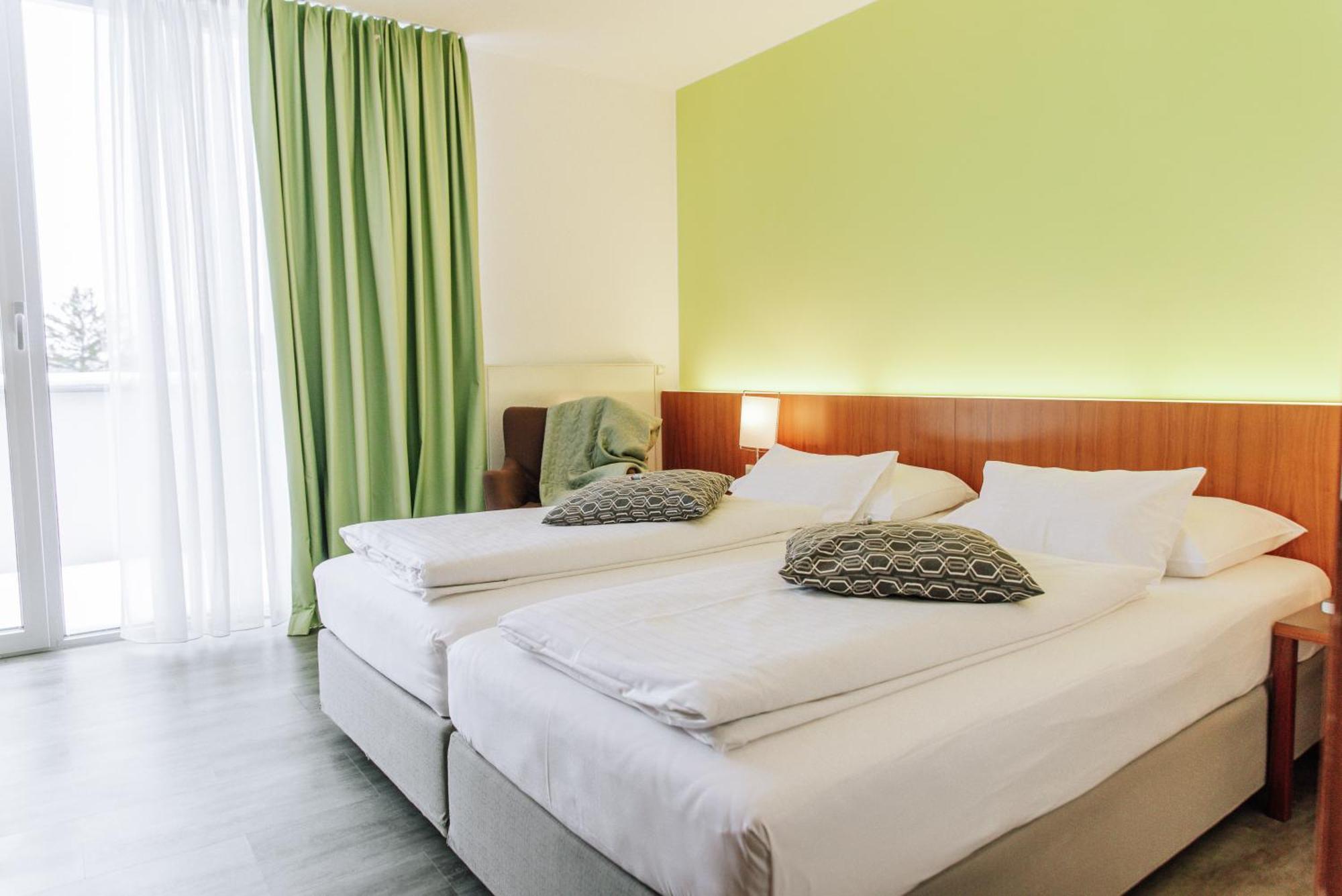 HEINHOTEL Vienna Airport Schwechat Esterno foto