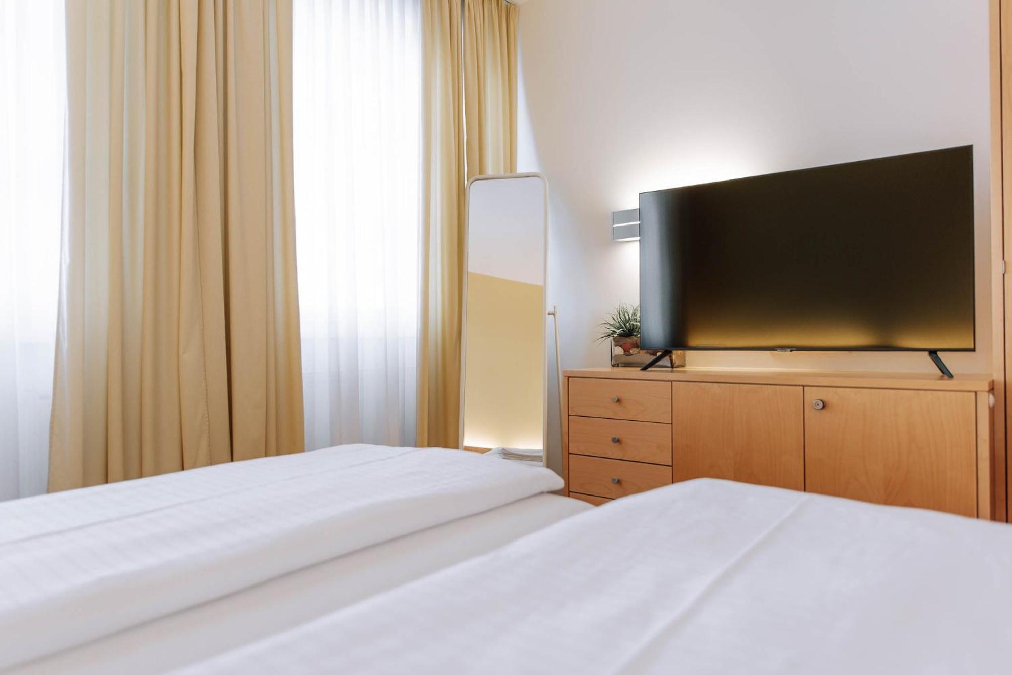 HEINHOTEL Vienna Airport Schwechat Esterno foto