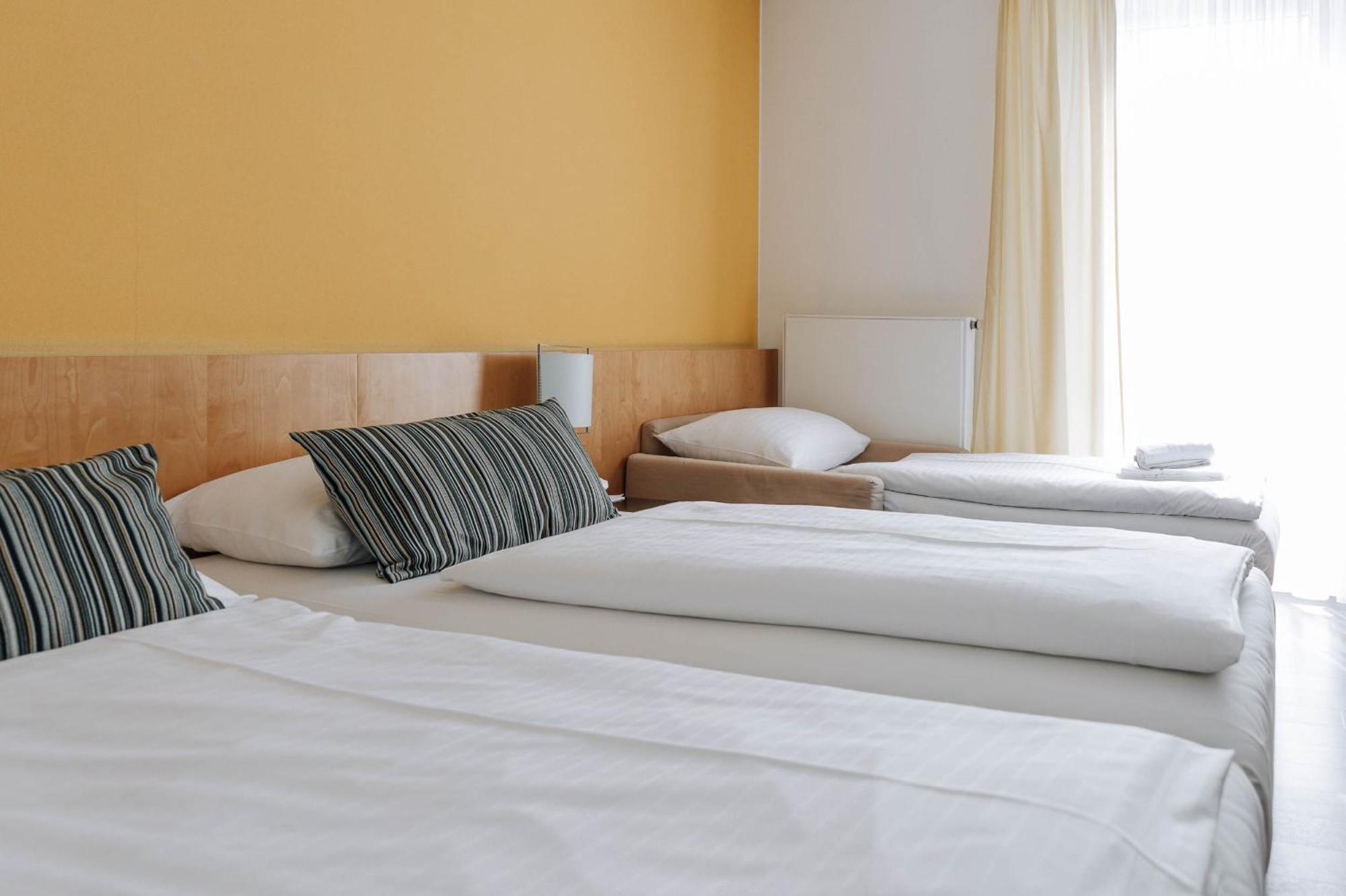 HEINHOTEL Vienna Airport Schwechat Esterno foto
