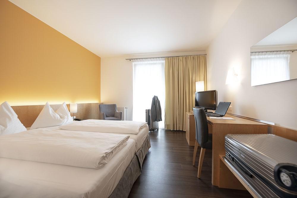 HEINHOTEL Vienna Airport Schwechat Esterno foto
