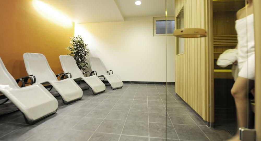 HEINHOTEL Vienna Airport Schwechat Esterno foto