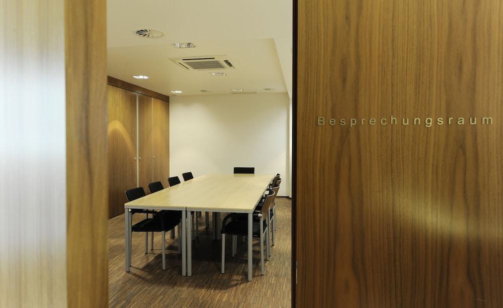 HEINHOTEL Vienna Airport Schwechat Esterno foto